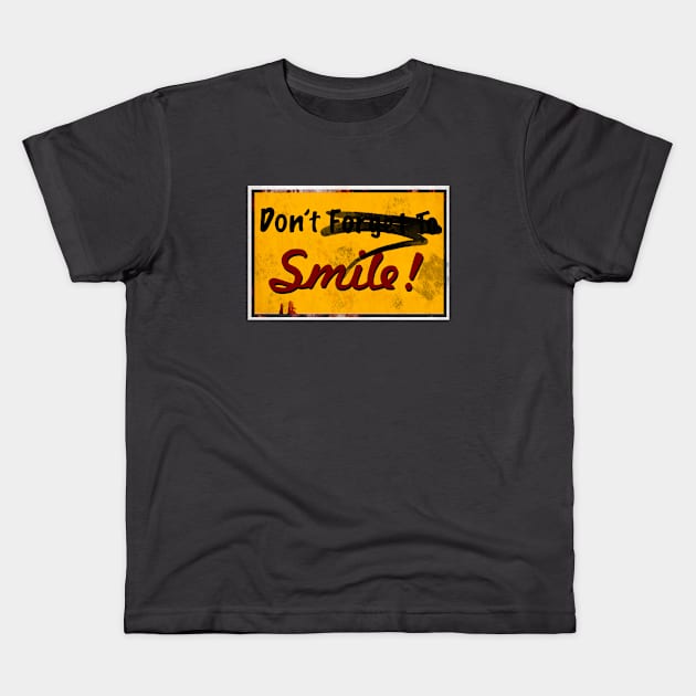 Don't forget to smile! Kids T-Shirt by Glap